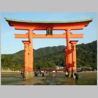 Torii and Itsukushima Shrine, photo Bernard Gagnon, Wikipedia.jpg